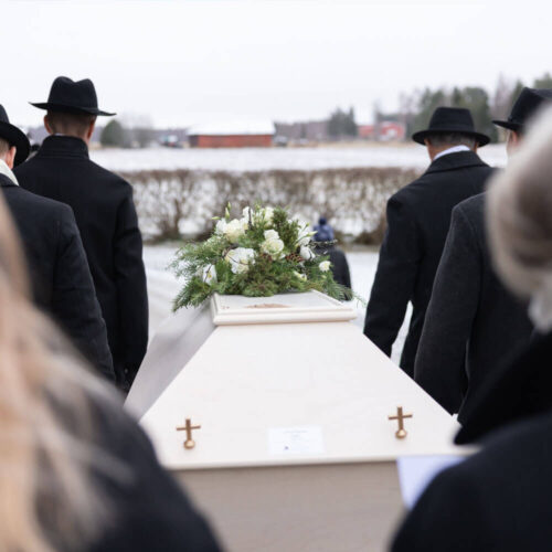 siunaustilaisuus arkunkantajat