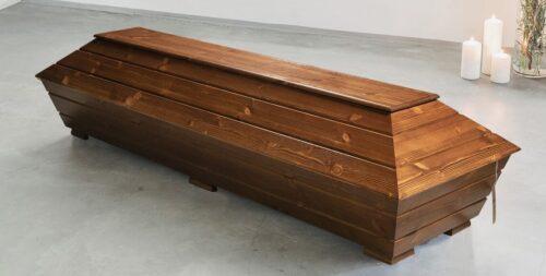 Tasaleveä arkku on valmistettu terveoksaisesta hongasta.