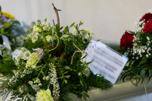 Vihreävalkoinen kukkalaite kaverin arkulle